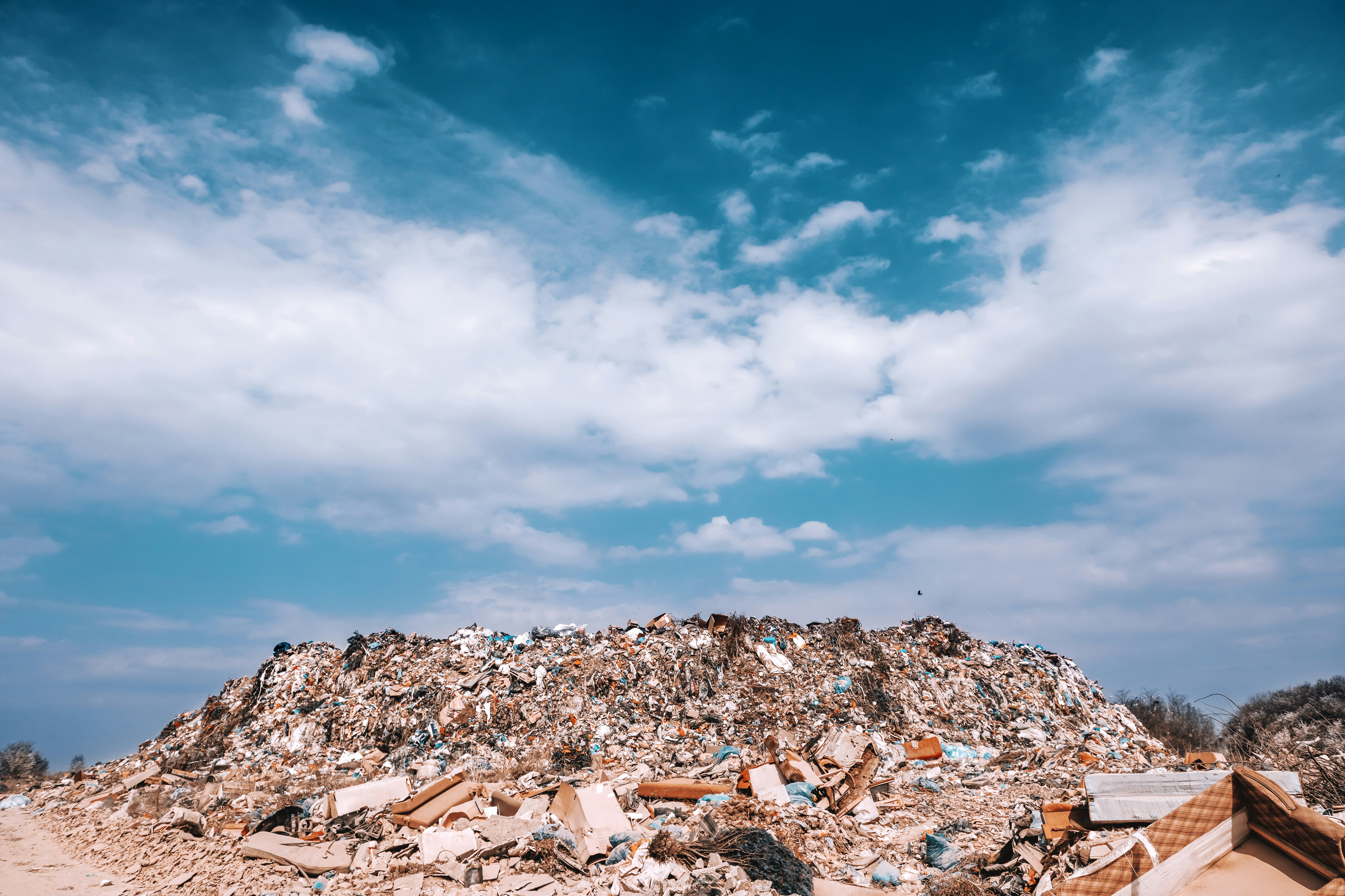 Montaña de residuos bajo cielo azul - Desafío que CIBRUC ayuda a resolver